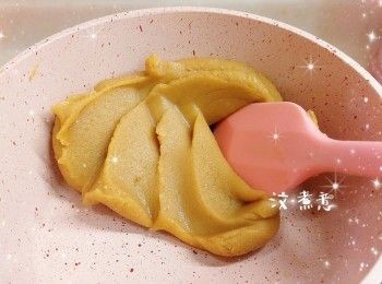 step11: 1. 再加入麥芽糖，當翻炒至成團和乾身（約30-40分鐘；可翻炒至推成山形而不會塌陷；用刮刀取一小團栗子餡，可搓壓至順滑不黏刮刀便可；完成的栗子餡呈幼滑膏狀）