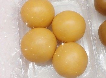 step3: 餡料： 1. 先將餡料放室溫回溫至略軟身／放進雪櫃冷藏1晚（視乎現成餡料需放冰格冷凍／放室溫保存） 2. 再將已回溫至略軟身／冷藏至少許硬身的餡料分份（24 g），搓圓，放進雪櫃冷藏1晚／冰格冷凍1小時（較容易包入），備用