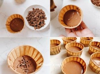 step2: 倒入一半麵糊在紙杯模，撒上朱古力。倒入剩下的麵糊，在枱上敲一下排氣