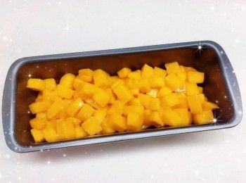 step3: 1. 芒果去皮、起肉、切粒，將芒果粒放於模具中，備用