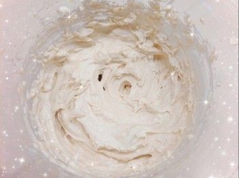 step2: 1. 瑪莉餅壓碎（越碎口感會越滑；可用攪拌機打碎，會更快捷方便） 2. 淡忌廉（230 ml）用電動打蛋器以「5 檔」打至6成企身（即軟性發泡，呈現有紋路的狀態，拿起打蛋器如緞帶狀般垂垂落下，畫出的花紋亦不會很快消失） 3. 加入栗子茸（230 g），以「2-3 檔」繼續打至8成企身（即硬性發泡，拿起打蛋器尾巴呈現挺立尖角的狀態；不時留意忌廉的變化，打至有紋路就要加倍留意，如打得太耐會唔夠滑，過度打發亦會使忌廉油水分離，變成牛油狀，若出現此情況，可加2湯匙未打發的忌廉手打至回復正常）