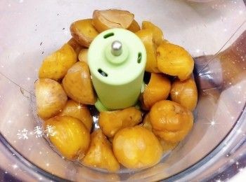 step3: 1. 蒸至栗子熟透和軟身（約20-25分鐘；可以筷子輕易刺進栗子的中心點，栗子會容易散開便成）