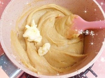 step3: 1. 將栗子茸加入糖，翻炒至完全溶合後，加入牛油，翻炒至開始濃稠和收乾水份（約40分鐘）