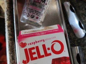 step1: 先備好材料，將啫喱粉放入玻璃量杯內用熱開水撞入攪拌均勻至冇粉粒備用