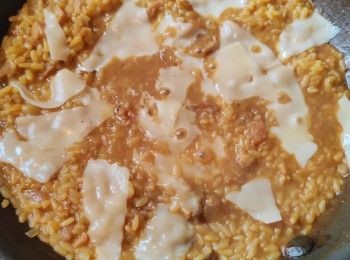 step5: 煮到米身合自己口味的軟硬度便可以加入芝士片煮溶最后加入咸牛油及白松露醬撈勻便可上桌享用