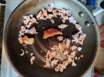 step2: 倒入快熟意大利米炒到所有1/猪油吸收入米粒