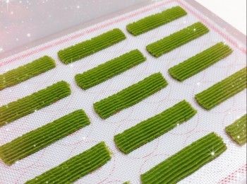 step4: 1. 用篩逐少加入低筋麵粉、高筋麵粉、粟粉和綠茶粉（分3次，加到第3次時可用手將粉團搓勻至光滑） 2. 加入鮮奶拌勻至完全溶合 3. 粉團加入唧袋，於不黏烤盤上唧出花紋