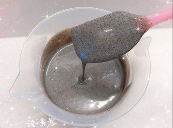 step3: 1. 粉漿倒入模具中（舖上牛油紙），在桌面上敲幾下震出氣泡