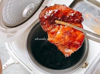 step3: ⒏ 再按煮飯掣，中途查看效果，煮至收汁、上色便可