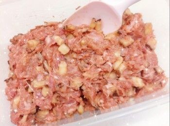 step9: 1. 將碎肉放入已裝好攪拌桶的廚師機，加入蛋白、糖、生抽、老抽、蒜鹽、水和粟粉，然後裝上攪拌棒 2. 啟動選擇「4 檔」攪打至起膠（約1分鐘），然後加入麻油，攪打至混合和起膠 3. 加入冬菇粒，攪打至均勻和起膠，放進雪櫃冷藏20分鐘