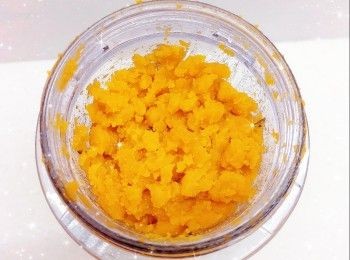 step6: 1. 鹹蛋黃先焗10-12分鐘（160°），再壓成鹹蛋黃茸，備用