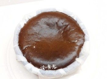 step7: 1. 完成後，將蛋糕模在已墊枱布的桌面上輕摔兩下（使熱氣散走），放涼，將蛋糕放進雪櫃冷藏1晚，脫模，撕開牛油紙，即可