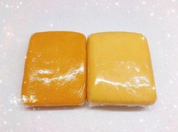 step2: 1. 加入蛋（22 g；餘下的預留塗蛋液）及花奶，以「5 檔」拌勻（如出現油水分離的情況時，可加入少量的低筋麵粉，防止分離的情況發生） 2. 低筋麵粉混合吉士粉，用篩逐少加入（分3次），以「1 檔」拌勻，然後用手將粉團搓勻至光滑，用保鮮紙包住粉團，放進雪櫃冷藏1小時 3. 再將粉團分成一份份（30 g），搓圓，放進雪櫃冷藏1晚