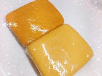 step4: 餡料： 1. 先將餡料放室溫回溫至略軟身／放進雪櫃冷藏1晚（視乎現成餡料需放冰格冷凍／放室溫保存） 2. 再將已回溫至略軟身／冷藏至少許硬身的餡料分份（24 g），搓圓，放進雪櫃冷藏1晚／冰格冷凍1小時（較容易包入），備用