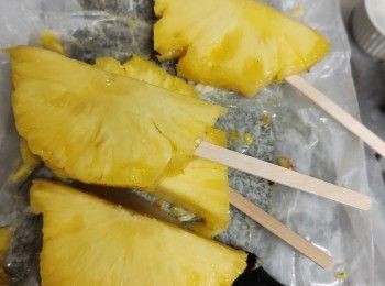 step1: 先將金讚凰梨去皮切片用木棍穿好入密實袋逐一包好放上冰格雪到冰点備用（可以直接當雪係食用）