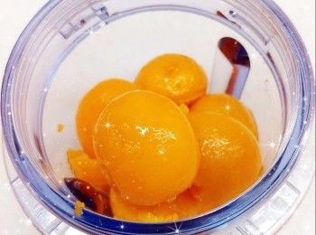 step7: 1. 鹹蛋黃先焗10-12分鐘（160°；先在鹹蛋黃表面噴少許米酒），再壓成鹹蛋黃茸（如有硬粒，需取走；約24 g），備用