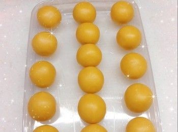 step3: 餡料： 1. 先將餡料放室溫回溫至略軟身／放進雪櫃冷藏1晚（視乎現成餡料需放冰格冷凍／放室溫保存） 2. 再將已回溫至略軟身／冷藏至少許硬身的餡料分份（24 g），搓圓，放進雪櫃冷藏1晚／冰格冷凍1小時（較容易包入），備用