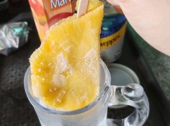 step3: 倒入梳打水，唧入一粒酸桔便可享用