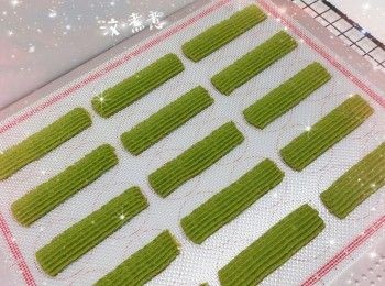 step7: 1. 預熱5分鐘（160°），放中層，焗約8分鐘，然後再焗10-12分鐘（140°） 2. 最後用餘溫再焗2-3分鐘（餘溫可令曲奇更脆口；不需焗至太上色，否則會影響綠茶的顏色，令鮮綠色變成黃綠色），放涼，即可