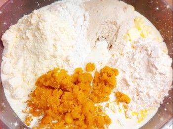 step8: 1. 先將鹹蛋黃茸和所有材料拌勻（可用攪拌機打至細緻順滑；如想保留少許鹹蛋黃顆粒，只需打大概5-6下／只加入一半的鹹蛋黃茸）