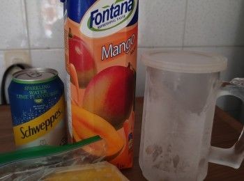 step2: 先雪凍冰玻璃杯后，依序倒入芒果汁后，加入已雪好既菠蘿冰條