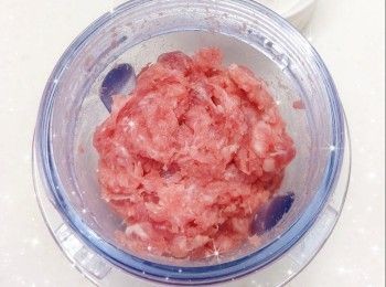 step4: 1. 冬菇用水浸軟，洗淨，瀝乾，切粒，備用 2. 梅頭肉洗淨，瀝水，去除肥肉，切粒，用攪拌機打成碎肉（300 g）