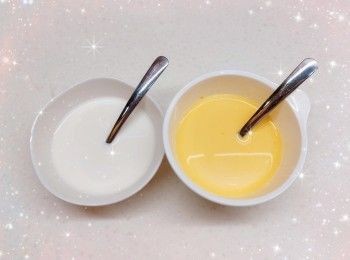 step10: 1. 再將淡忌廉（先用微波爐加熱至大概80°）加入粟粉糊拌勻，然後加入吉士粉糊拌勻 2. 加入糖、奶粉、鹹蛋黃茸和牛油（牛油先用熱水坐溶／用微波爐加熱至溶化成牛油溶液），拌勻 3. 最後加入已混合鮮奶的魚膠粉，攪拌至完全均勻（可用攪拌機打成幼滑流心奶黃餡）