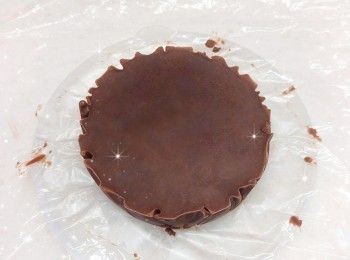 step2: <span class="group_1">朱古力流心餡</span>： 1. 將黑朱古力用熱水坐溶（亦可用微波爐加熱1.5分鐘成朱古力醬；朱古力加熱不可超過50°，否則會變質而失去光澤） 2. 鮮奶用微波爐加熱10秒至微暖，加入黑朱古力醬，拌勻至黑朱古力滑身（呈令面），放涼至微暖 3. 將<span class="group_1">朱古力流心餡</span>倒入模具中（先舖上保鮮紙；模具需比蛋糕模小1.5倍），放進冰格冷凍，備用