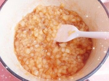 step16: 1. 最後，將水蜜桃皮果汁加入果醬中（有助提亮果醬的顏色；可用電動料理研磨棒／均質機打成水蜜桃茸※注意※如想保留少許顆粒，只需打大概5-6下，不需打成茸；材料需蓋過研磨棒／均質機的杯罩，並垂直攪拌，否則材料容易四濺），再以小火煮至所需的濃稠度（邊煮邊攪拌）