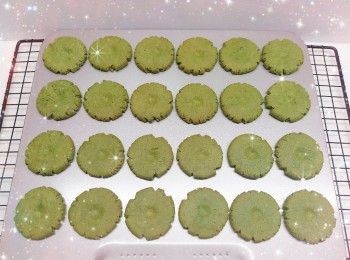 step6: 1. 預熱5分鐘（170°），放中層，焗28-32分鐘 2. 用餘溫再焗約2分鐘左右（餘溫可令曲奇更脆口；不需焗至太上色，否則會影響綠茶的顏色，令鮮綠色變成黃綠色），放涼，即可