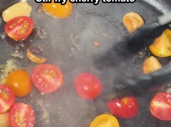 step3: 3️⃣ 原鍋落油漬蒜頭、蝦頭炒香，再落車厘茄炒至出汁。
In the same pan, sauté confit garlic & shrimp heads, then add tomatoes.