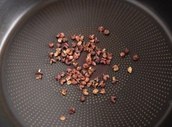 step1: 首先將花椒粒放入乾鍋中，開小火烘乾、烘出香氣後起鍋放涼。