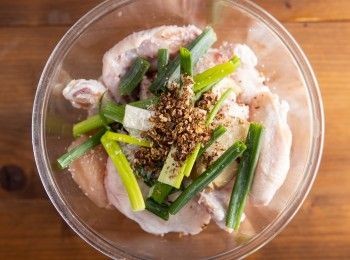 step3: 將雞翅與醃料的所有材料混合均勻後，醃製至少30分鐘。(抓醃的過程盡量用力抓醃，讓蔥、薑的香氣可以釋放出來。)