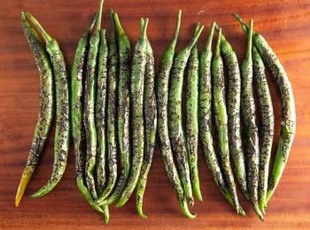 step1: 首先將青辣椒用噴火槍或是其他方式將辣椒皮烤到焦黑。