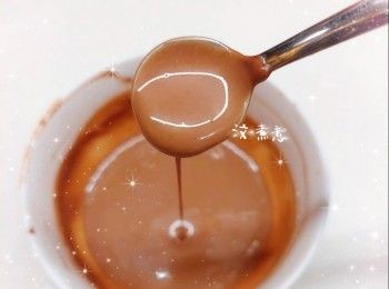 step3: 1. 最後，加入忌廉芝士（分4-5次，每次加入朱古力醬後，必需攪拌至完全混合，才可再次加入朱古力醬；否則忌廉芝士容易起顆粒）攪拌至完全均勻（呈現順滑光澤的狀態）