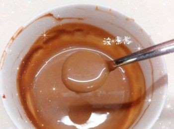 step4: 1. 然後將朱古力芝士流心餡（可先將朱古力芝士流心餡加入唧袋，封口）分成一份份（32／16粒@3／6 g；用唧袋加入矽膠球形流心餡模具），放進冰格冷凍1晚