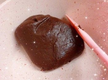 step13: 1. 將轉速調至"Lo"，攪拌至材料混合均勻 2. 將溫度調至"100°"和轉速調至"速度 2"，當翻炒至成團和乾身（約20-25分鐘）