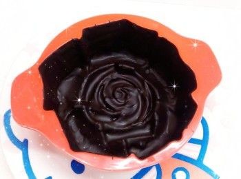 step5: <span class="group_2">朱古力脆皮外層</span>： 1. 將黑朱古力用熱水坐溶（亦可用微波爐加熱1.5分鐘成朱古力醬；朱古力加熱不可超過50°，否則會變質而失去光澤） 2. 加入竹炭粉調成黑色 3. 先在模具均勻的塗上一層朱古力溶液，放進雪櫃冷藏約10-15分鐘至凝固（必需待完全凝固，才可再塗第2層） 4. 然後塗上第2層朱古力溶液，再放進雪櫃冷藏約5-10分鐘 5. 最後薄薄的塗上第3層朱古力溶液，放進雪櫃冷藏至凝固，備用