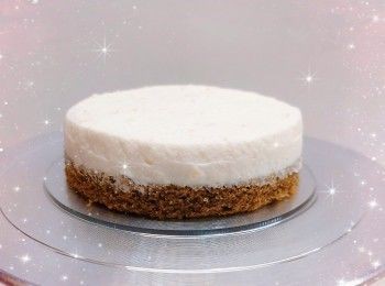 step19: 1. 再加入已打發至順滑的忌廉芝士，以「2-3 檔」繼續打至8成企身（即硬性發泡，拿起打蛋器尾巴呈現挺立尖角的狀態；不時留意忌廉的變化，打至有紋路就要加倍留意，如打得太耐會唔夠滑，過度打發亦會使忌廉油水分離，變成牛油狀，若出現此情況，可加2湯匙未打發的忌廉手打至回復正常） 2. 最後，按個人喜好在蛋糕表面圍邊唧出忌廉唧花裝飾，再在中間位置放上裝飾用的水蜜桃粒