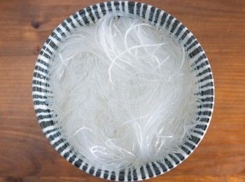 step1: 首先將粉絲用水泡軟。