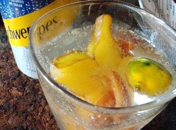 step1: 先將楊桃洗淨去邊角的根位及皮並切成星星片放入塩水浸泡后備用（可早些預備改入冰格雪成冰果）