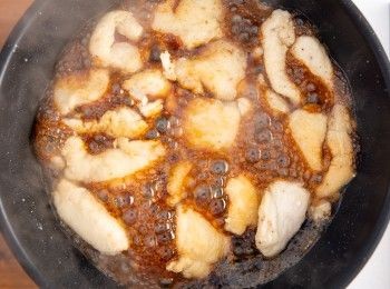 step4: 在鍋中倒入所有醬汁的<span class="group_1">食材</span>，並均勻地翻動直到醬汁收到你喜歡的濃稠度。