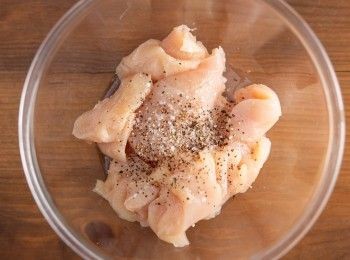 step1: 首先將<a href="https://bit.ly/3EZL8dD" target="_blank" data-keyword="雞胸" class="guide-link"><strong>雞胸</strong></a> <span style="display:inline-block;vertical-align:middle;margin-top:-3px;color:initial;border-radius:3px;padding:2px 3px;font-size:12px;line-height:14px;background:#87d300;color:#fff;">即買</span> 肉切成約1公分厚的片狀，再與米酒、鹽巴、黑胡椒拌勻醃製。