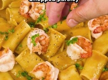 step5: 5️⃣ 擺返大蝦上面，灑黑胡椒＋蕃荽碎即成。
Top with prawns and finish with black pepper & parsley.