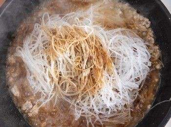 step3: 接著將粉絲與醬料通通倒入鍋中拌炒。