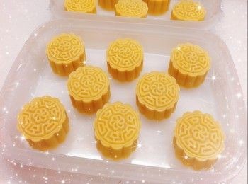 step10: 1. 再焗4-5分鐘（180°；調低溫度避免餅皮表面出現裂紋，因太高溫月餅就會裂開，如發現開始裂就打開焗爐門2-3吋降温；將烤盤左右對調，使月餅受熱均勻） 2. 取出，塗／噴小許蜜糖水（蜜糖和水的比例，約1：0.5-1），吹乾約4分鐘 3. 放中層（使月餅底部熟透），最後再焗約3-5分鐘（220°；調高溫度上色），放涼，即可