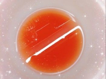 step14: 1. 水蜜桃粒加入糖、麥芽糖和檸檬汁，用中小火煮滾後（水蜜桃果肉經過加熱會釋放果汁水份），先盛起果汁（105 ml），再加入水蜜桃皮，用中小火煮滾後，轉小火煮至水蜜桃皮軟身和顏色慢慢轉淺色（水蜜桃皮的天然色素會充分溶解出來；需略為攪拌，防黏底），熄火，然後用瀘網過瀘，隔去水蜜桃皮