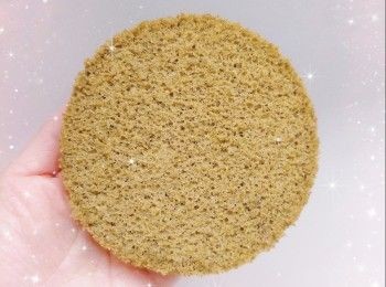 step16: 1. 最後，舖上面層的蛋糕片，將抹忌廉裝飾塗滿整個蛋糕表面和周圍，用抹刀抹平和修飾表面光滑平整，放進雪櫃冷藏至少2小時