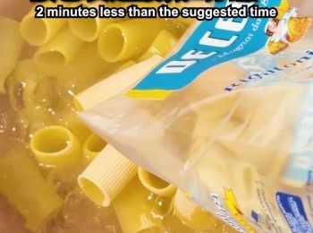 step1: 1️⃣ 煲滾水加鹽煮粗管粉，比包裝時間短2分鐘撈起。
Boil salted water, cook rigatoni 2 mins less than package time, drain.