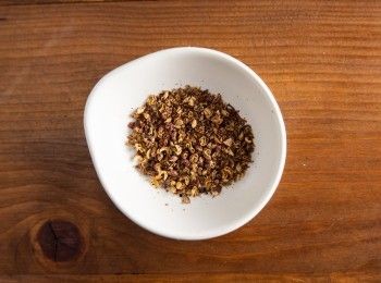 step2: 將步驟1的花椒粒大略壓碎後備用。